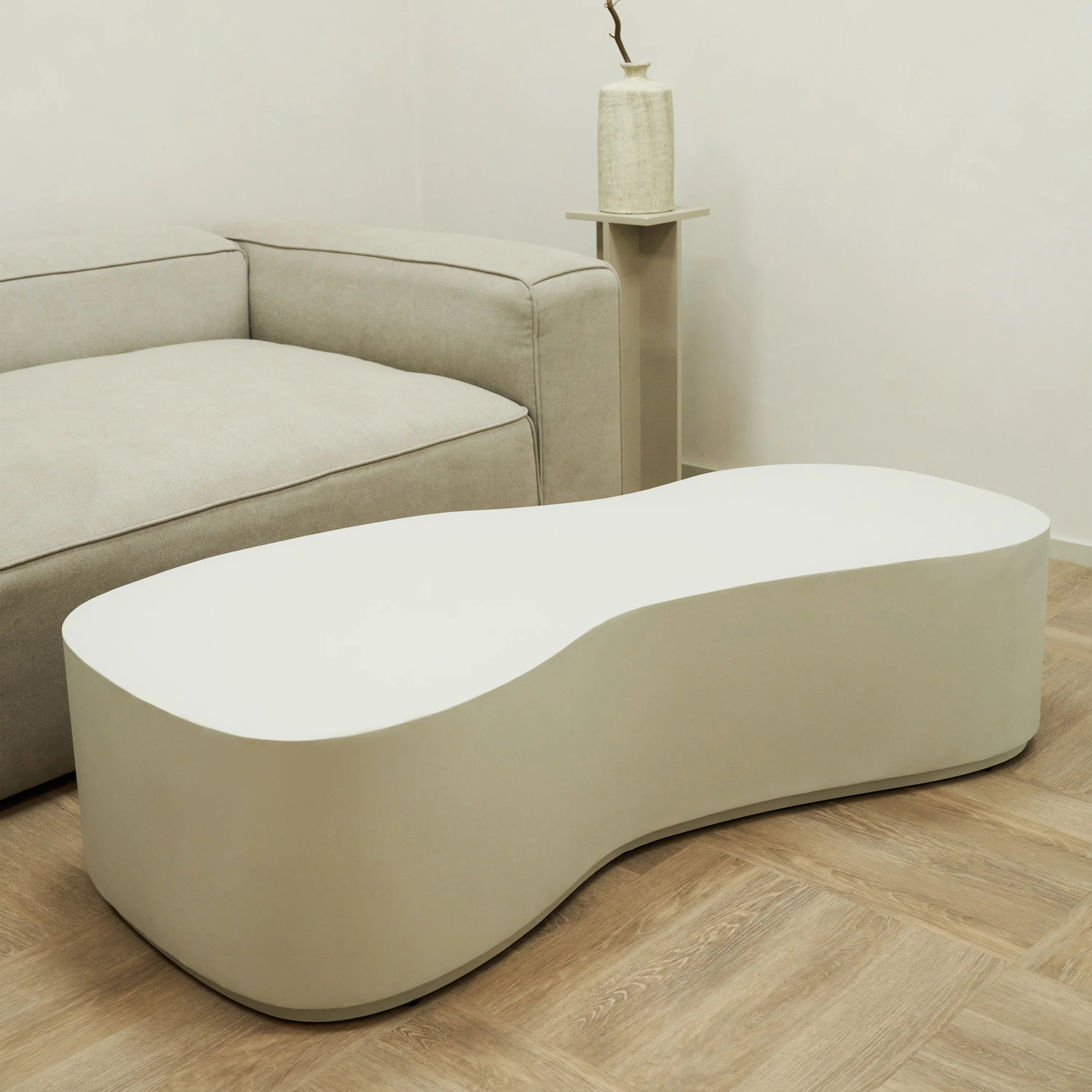Minimalistischer großer unregelmäßig geformter Beton-Couchtisch in Weiß