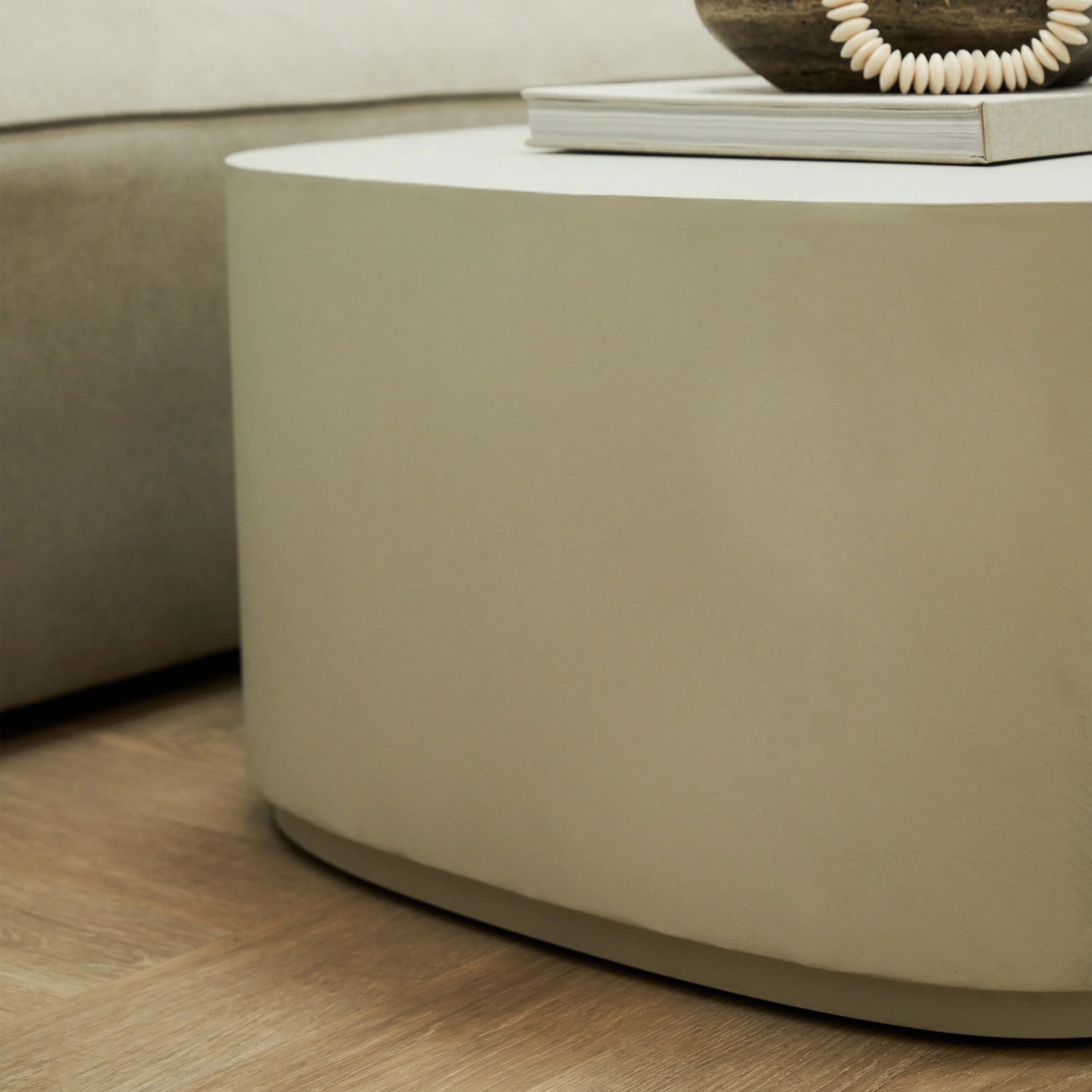 Minimalistischer großer unregelmäßig geformter Beton-Couchtisch in Weiß