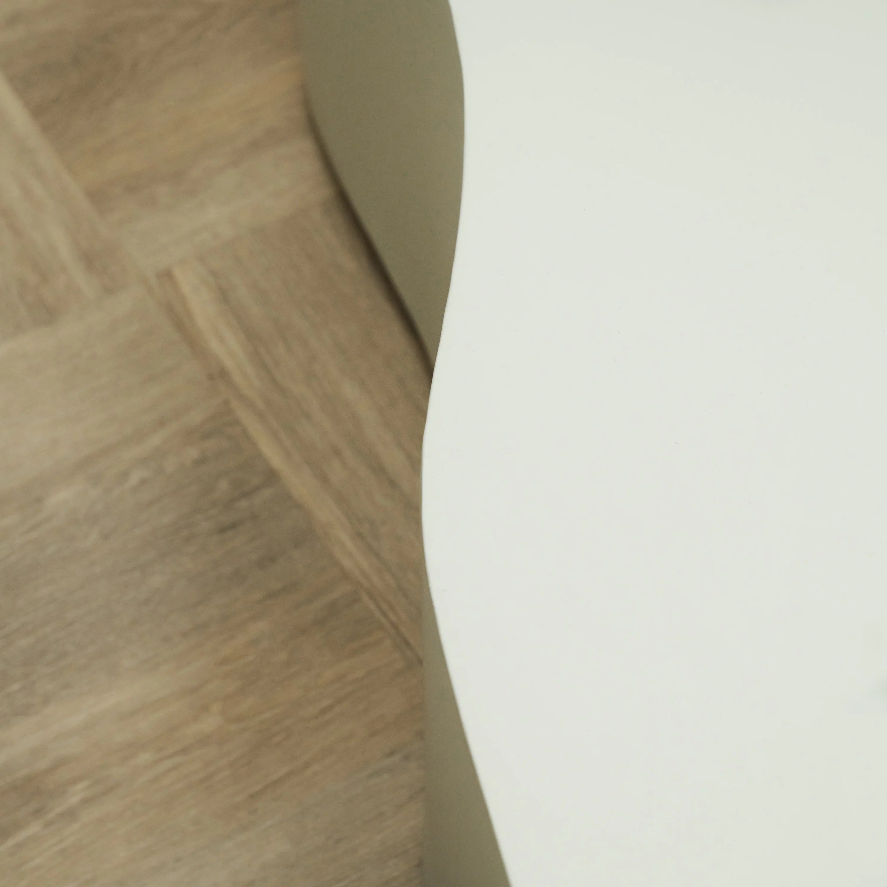 Minimalistischer großer unregelmäßig geformter Beton-Couchtisch in Weiß