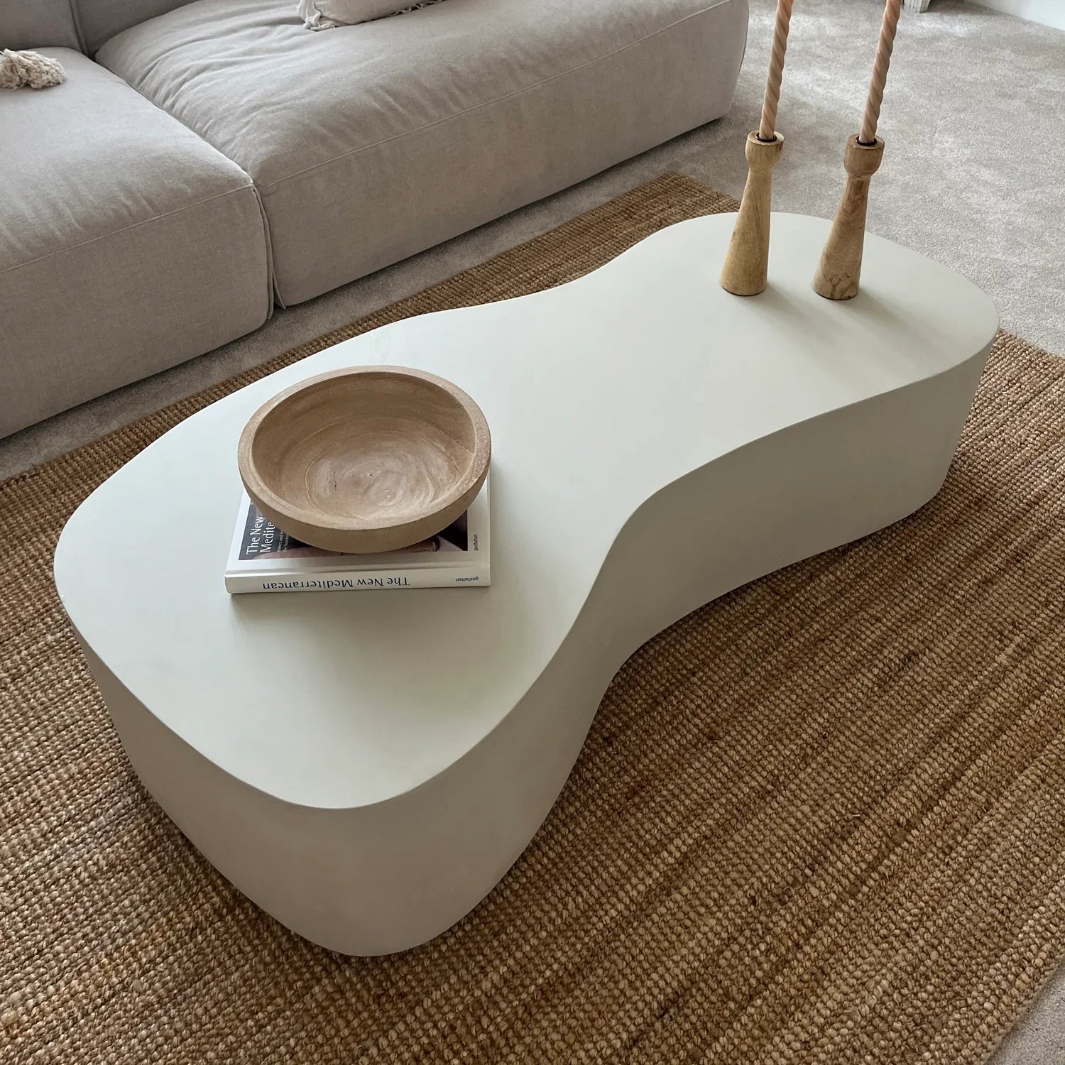 Minimalistischer großer unregelmäßig geformter Beton-Couchtisch in Weiß