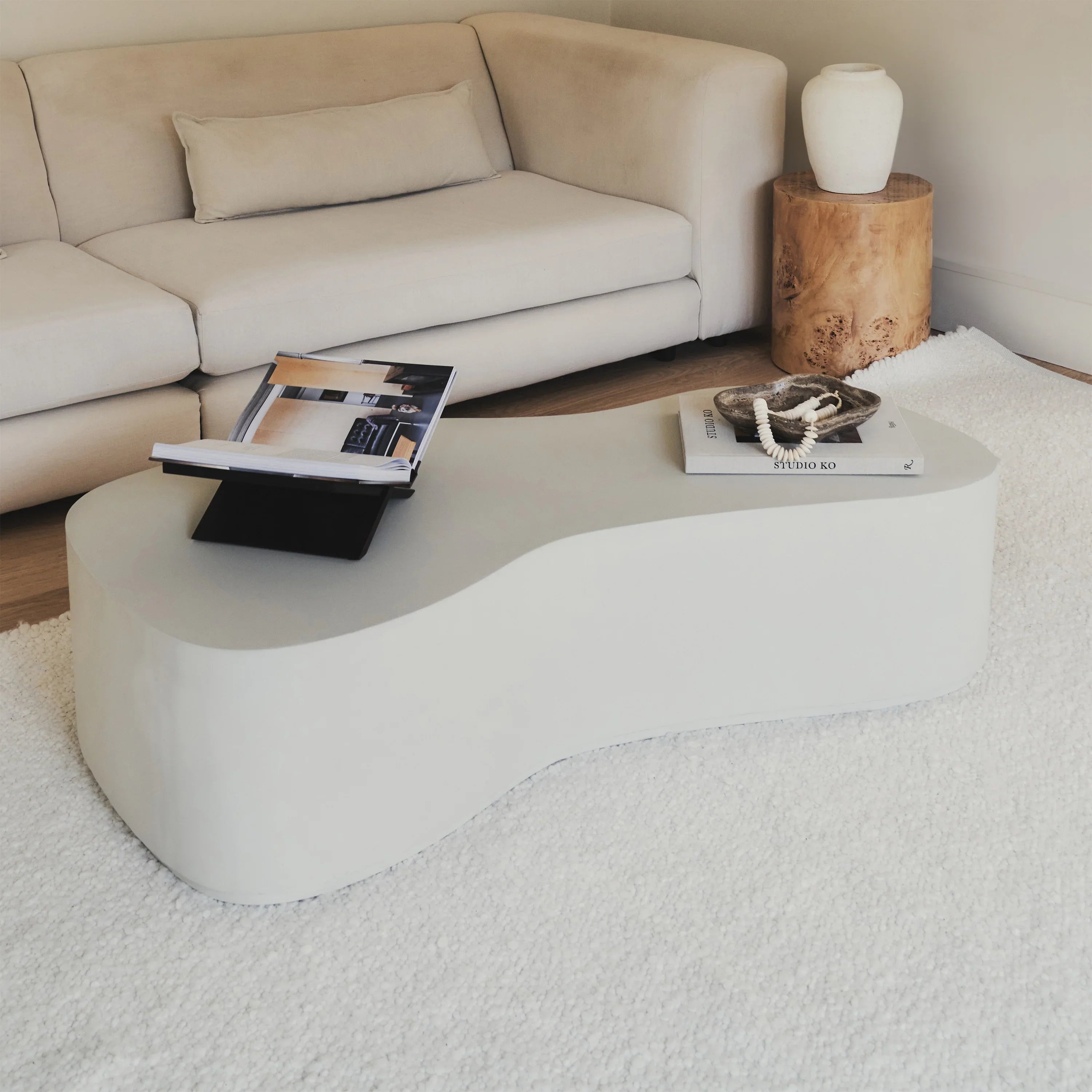 Minimalistischer großer unregelmäßig geformter Beton-Couchtisch in Weiß