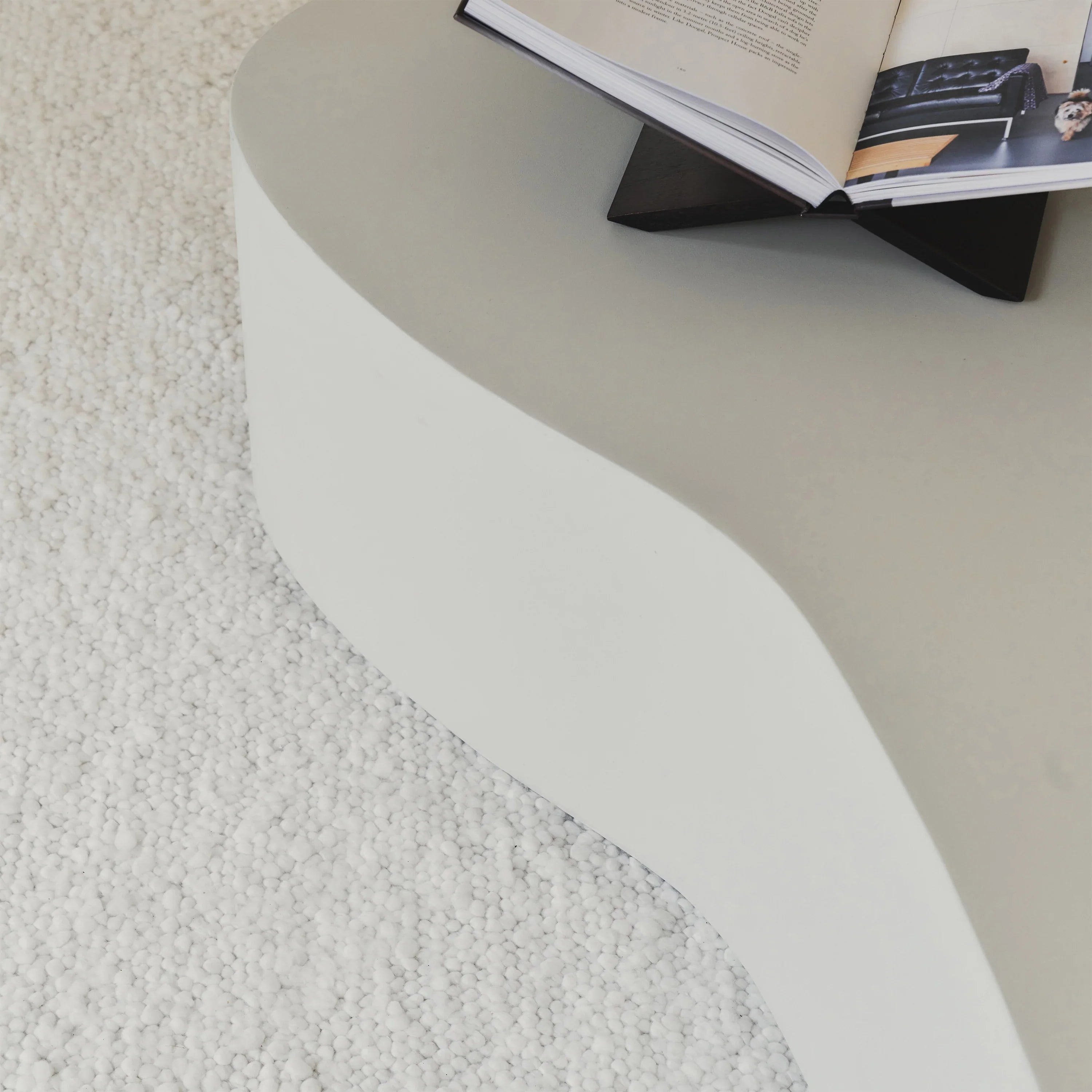 Minimalistischer großer unregelmäßig geformter Beton-Couchtisch in Weiß