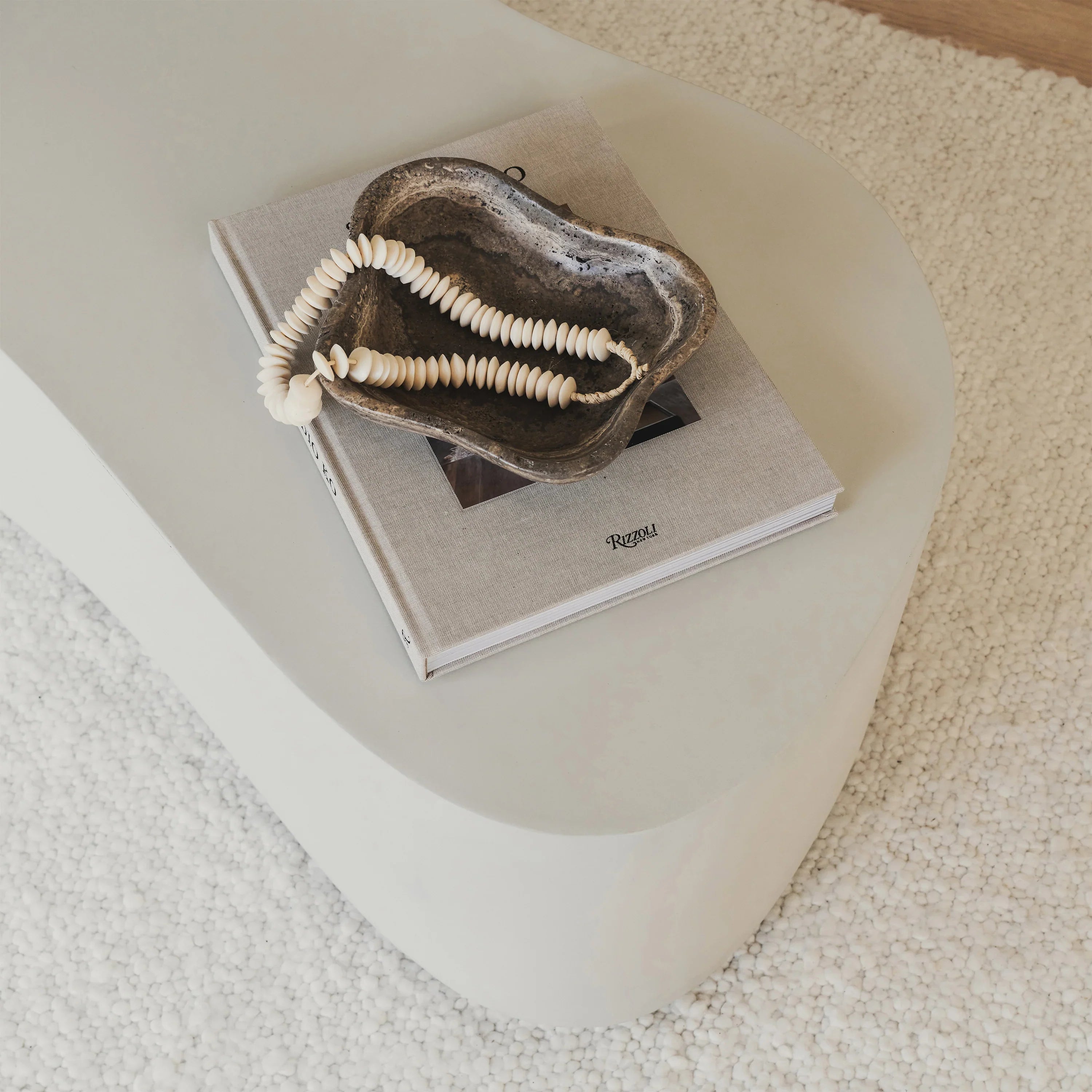 Minimalistischer großer unregelmäßig geformter Beton-Couchtisch in Weiß