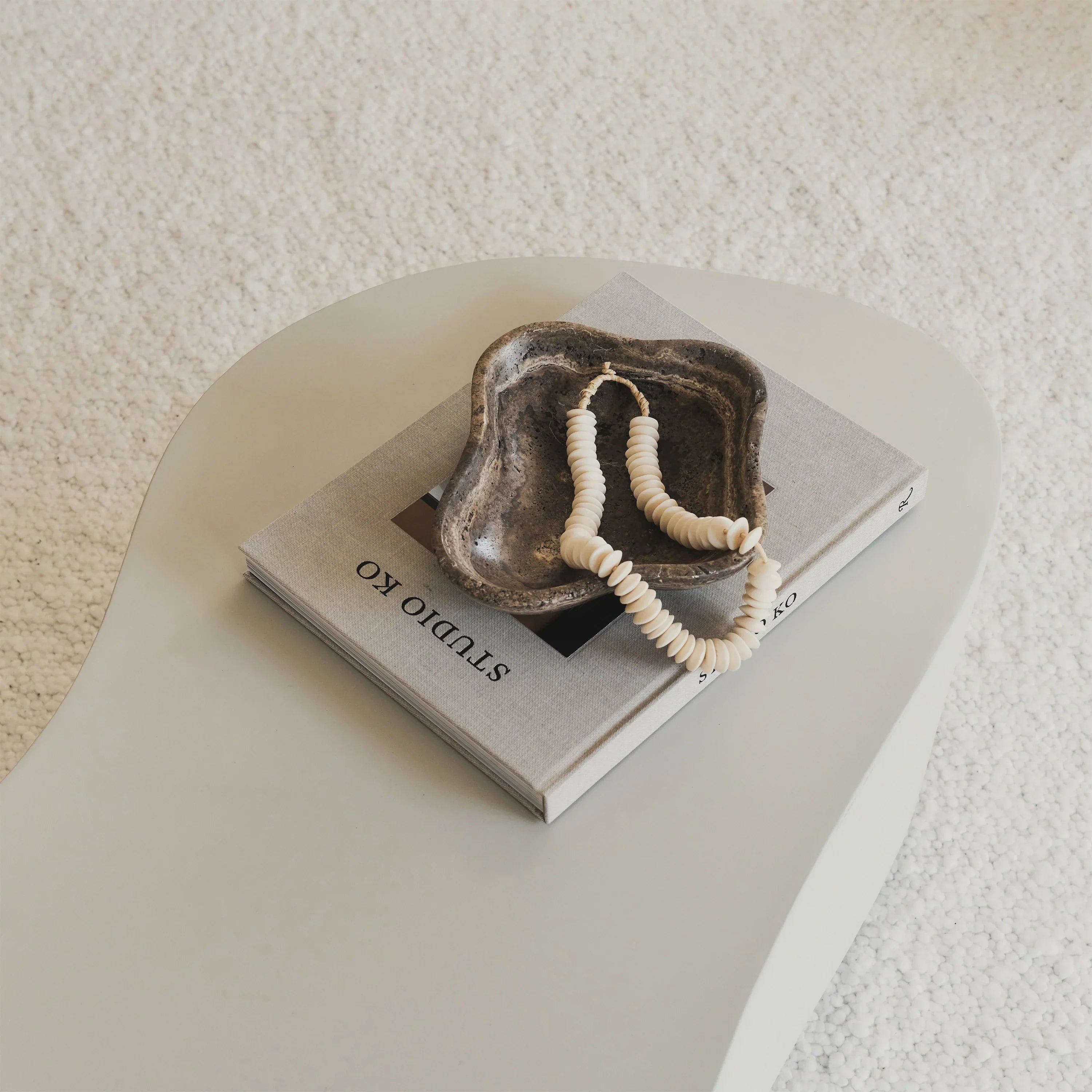Minimalistischer großer unregelmäßig geformter Beton-Couchtisch in Weiß
