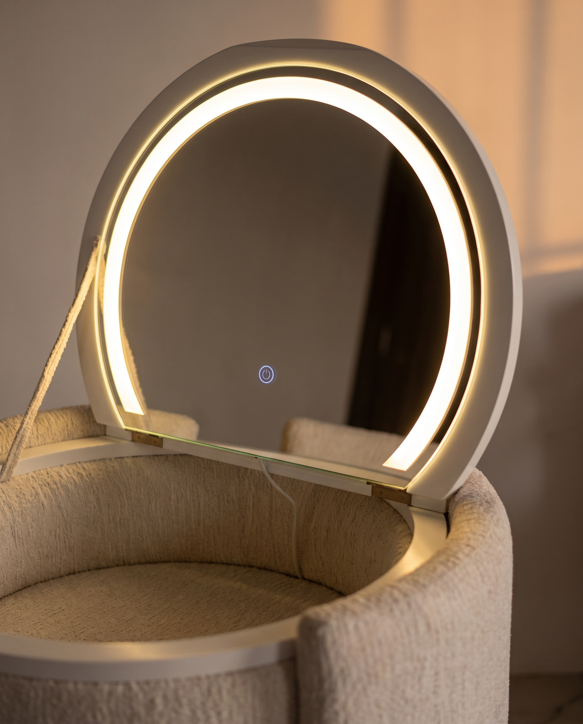 Nahaufnahme des LED-Rings am Spiegel des Yoko Schminktischs