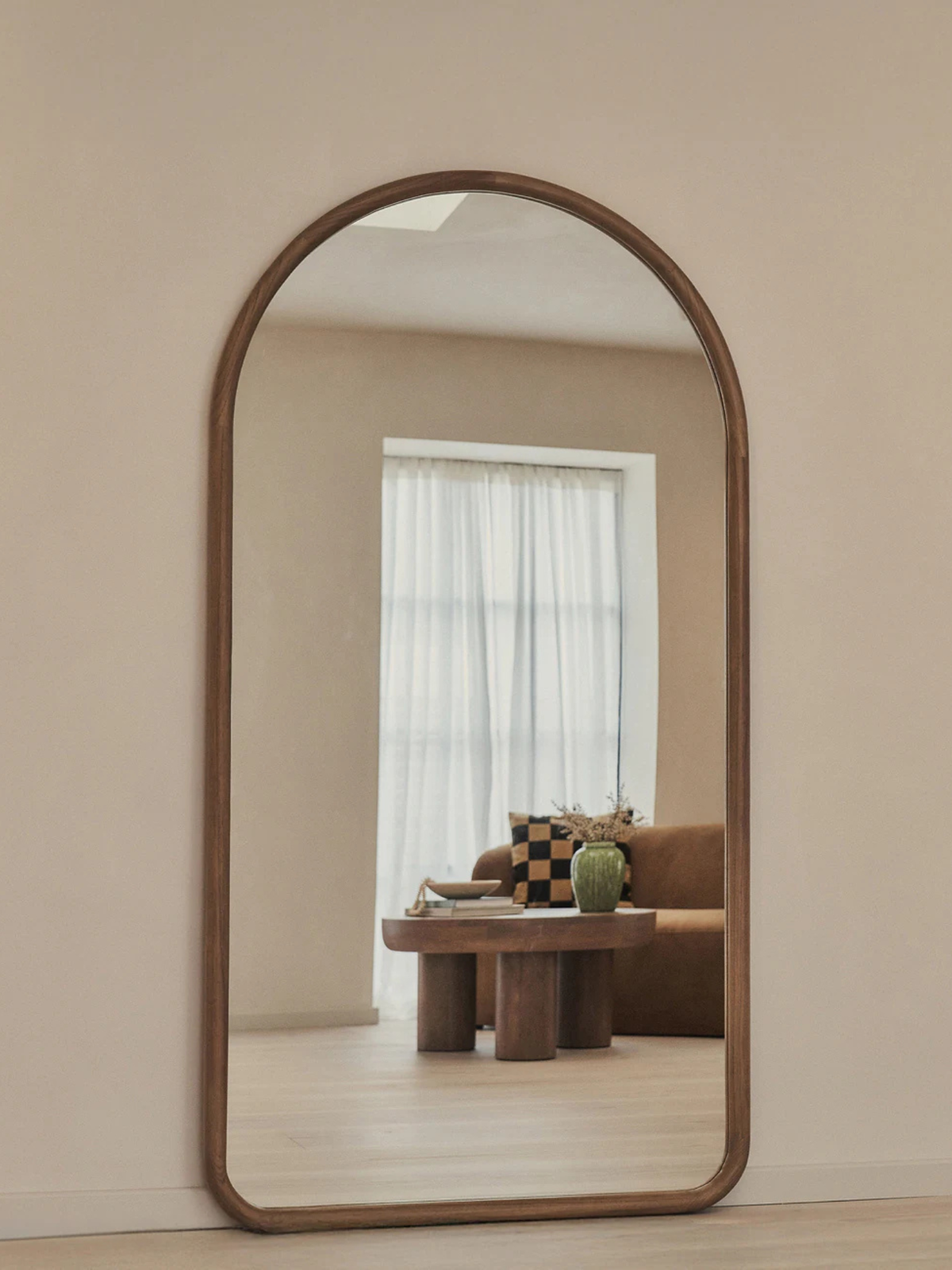 Amélie Holzspiegel in Nussbaum, 180 cm hoch, an einer hellen Wand