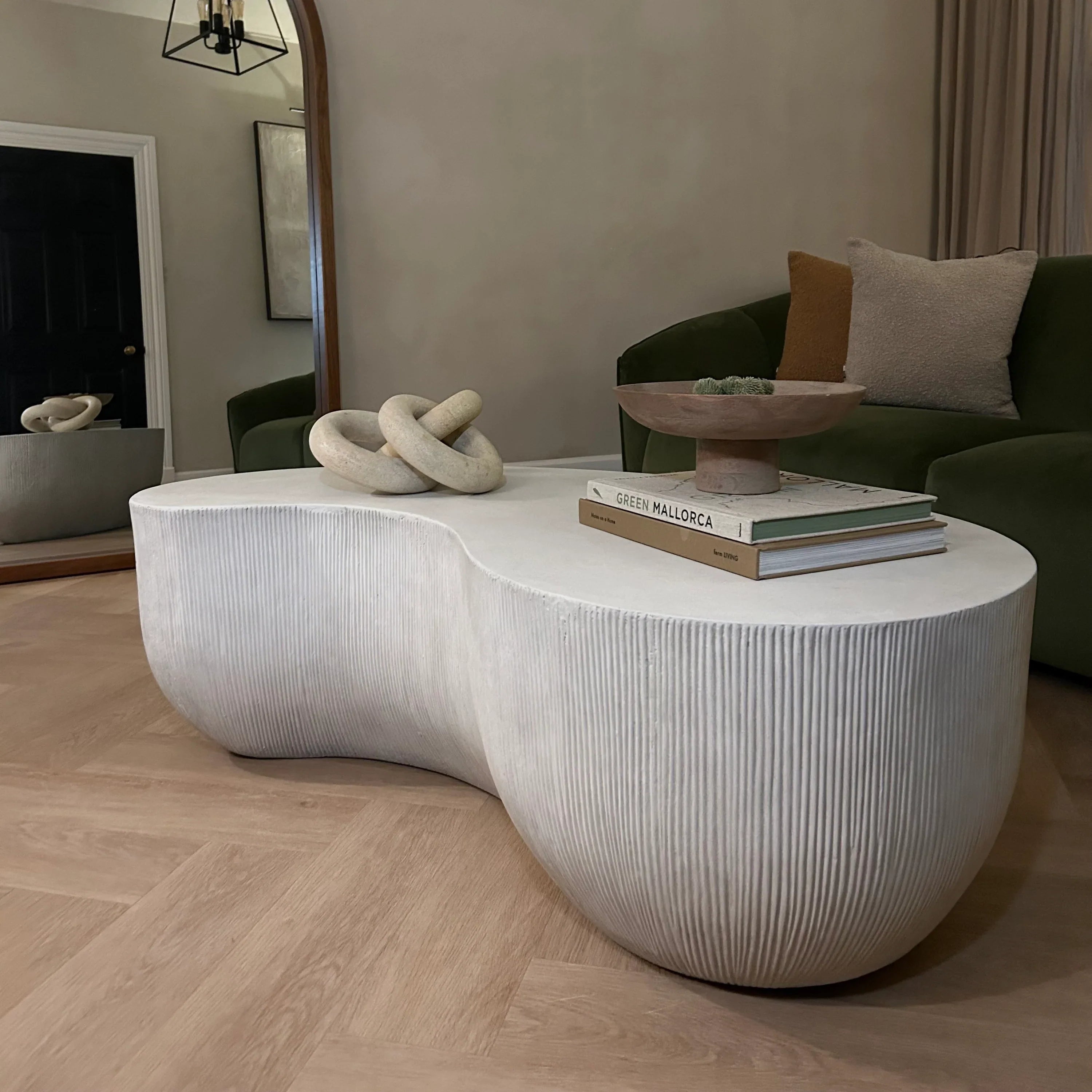 minimalistischer couchtisch aus beton, groß, weiß