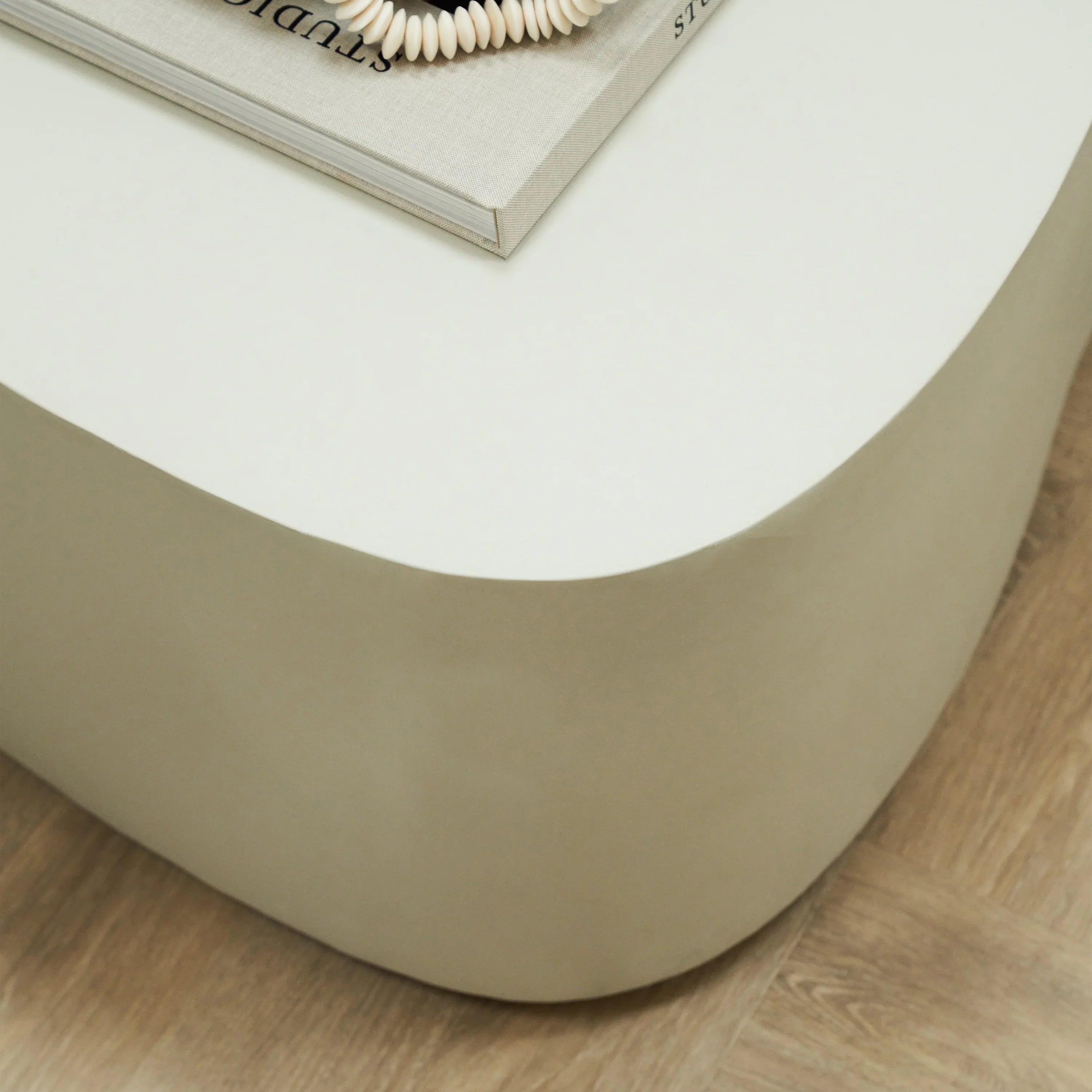 Minimalistischer großer unregelmäßig geformter Beton-Couchtisch in Weiß