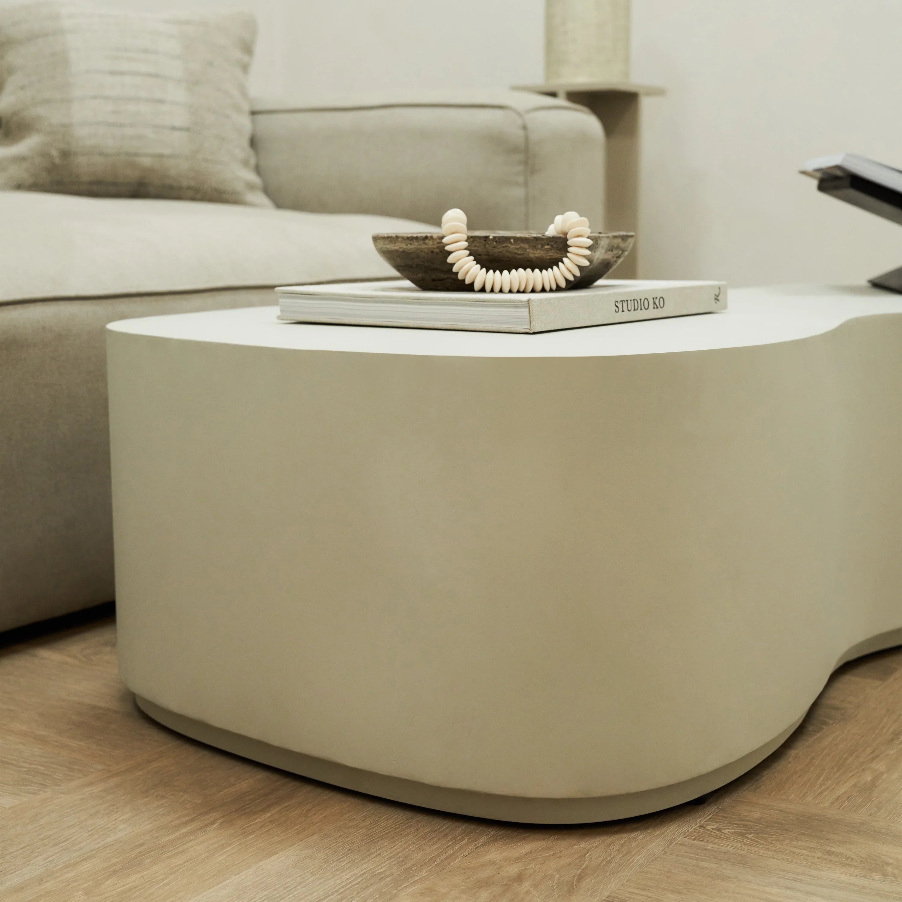 Minimalistischer großer unregelmäßig geformter Beton-Couchtisch in Weiß