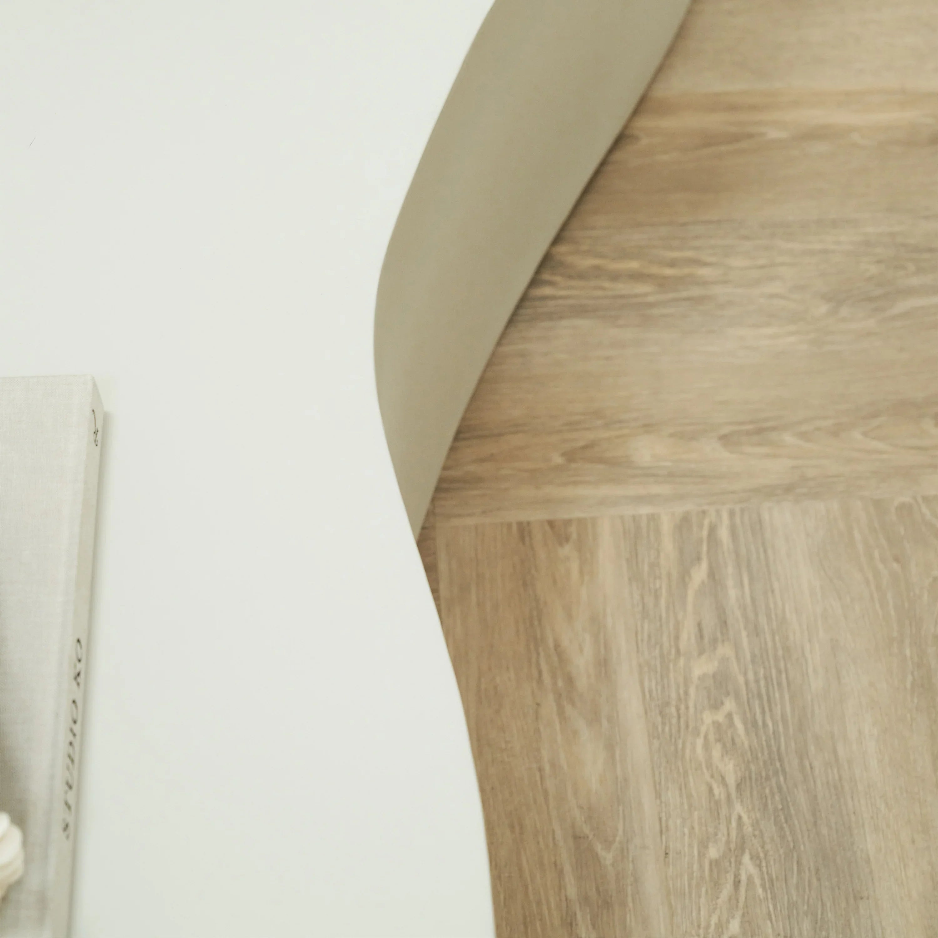 Minimalistischer großer unregelmäßig geformter Beton-Couchtisch in Weiß