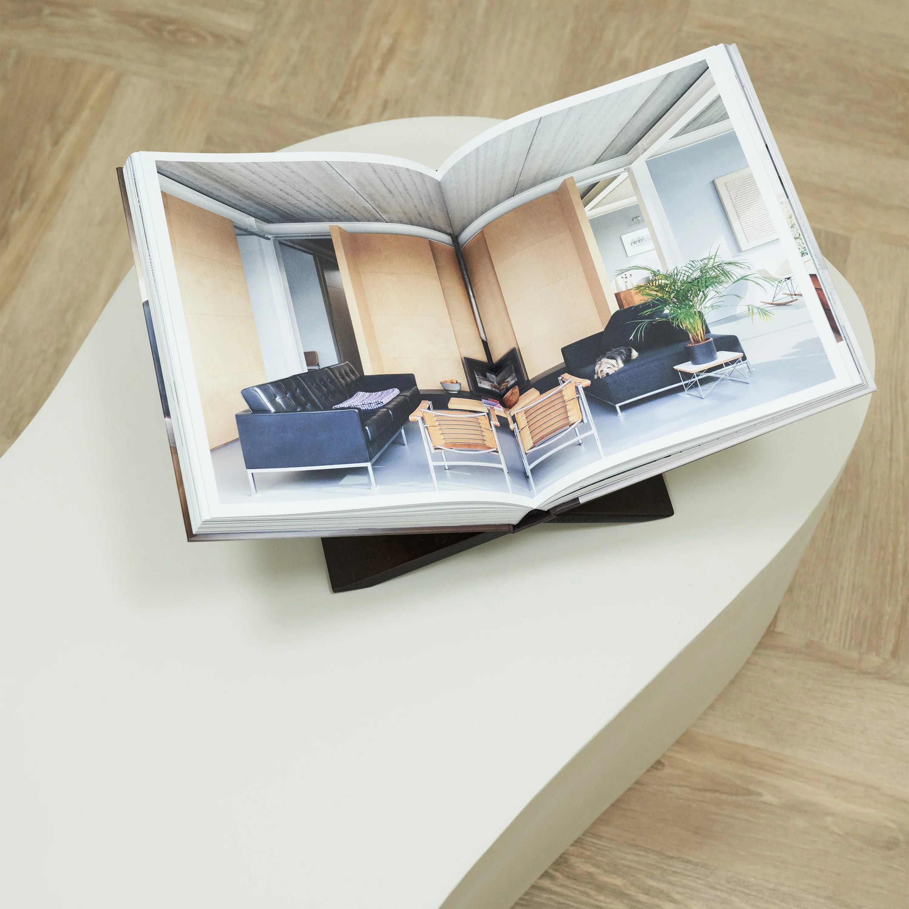 Minimalistischer großer unregelmäßig geformter Beton-Couchtisch in Weiß