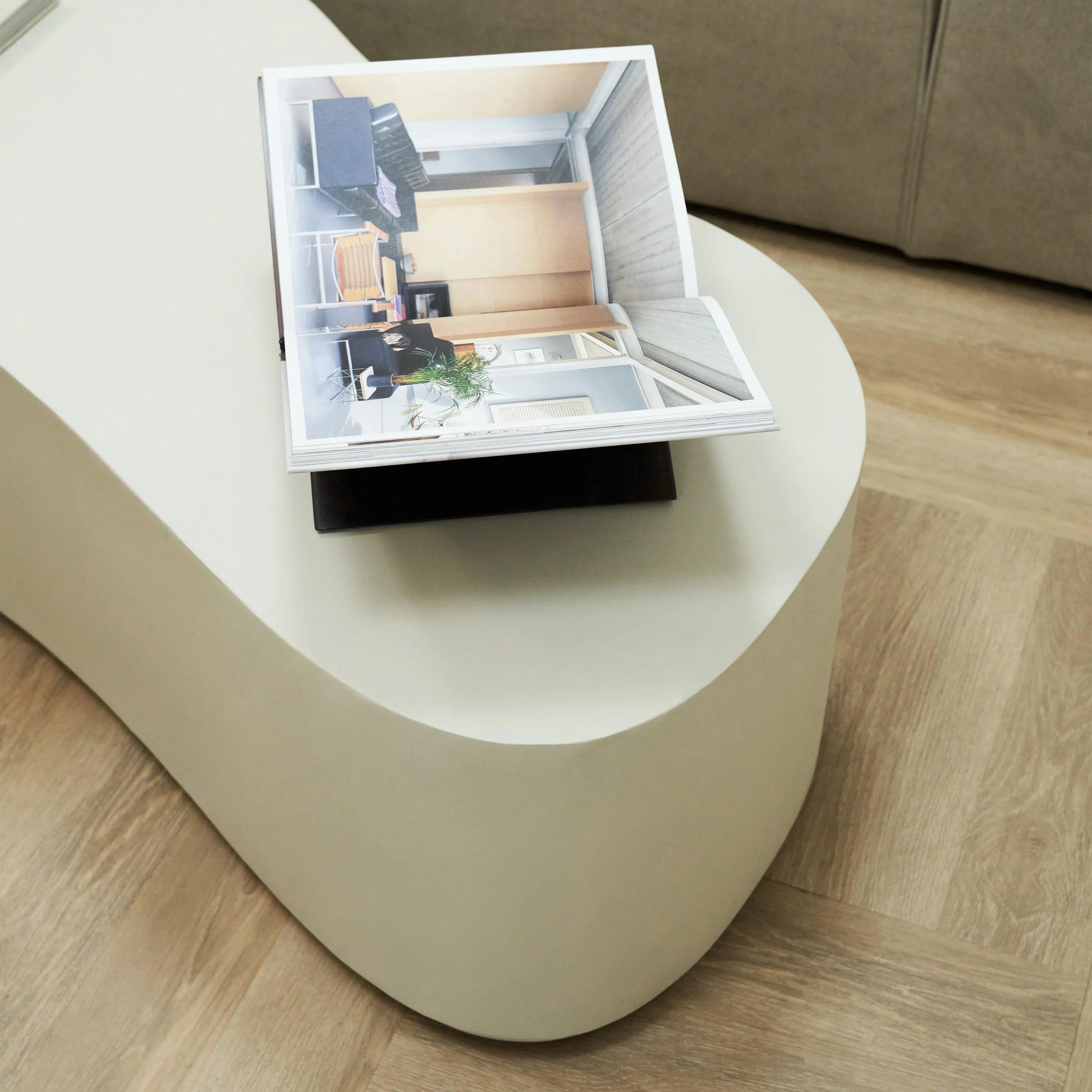 Minimalistischer großer unregelmäßig geformter Beton-Couchtisch in Weiß