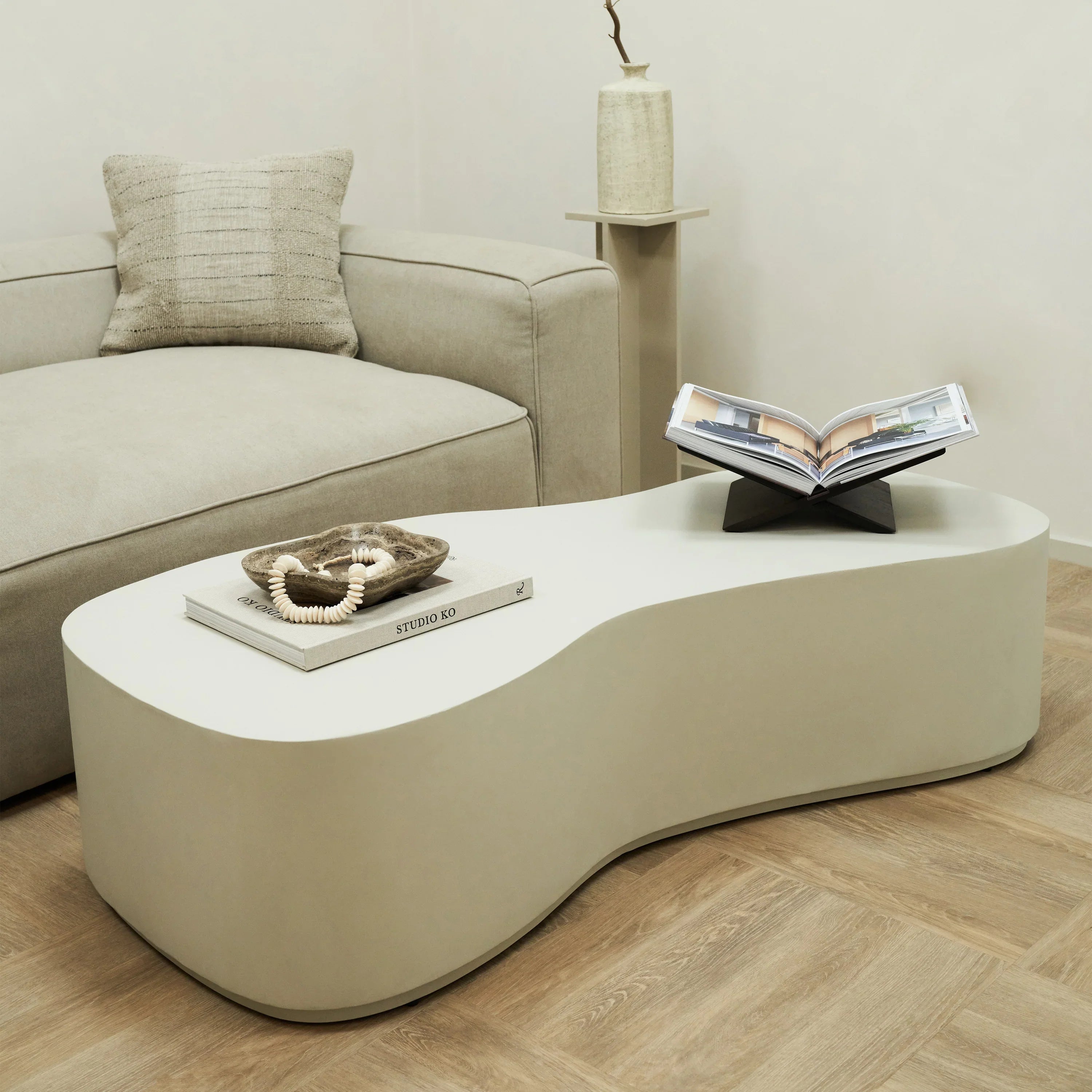 Minimalistischer großer unregelmäßig geformter Beton-Couchtisch in Weiß
