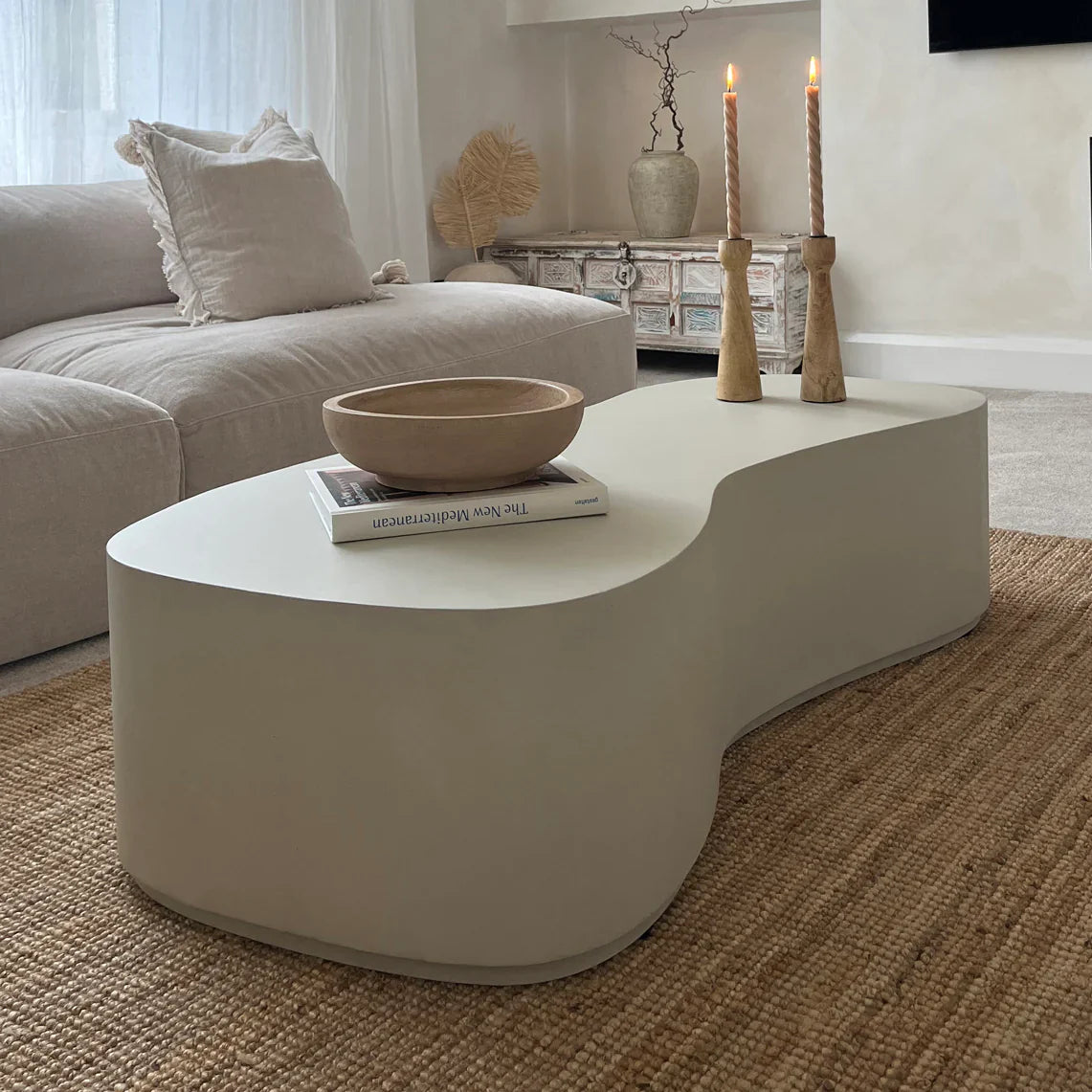 Minimalistischer großer unregelmäßig geformter Beton-Couchtisch in Weiß