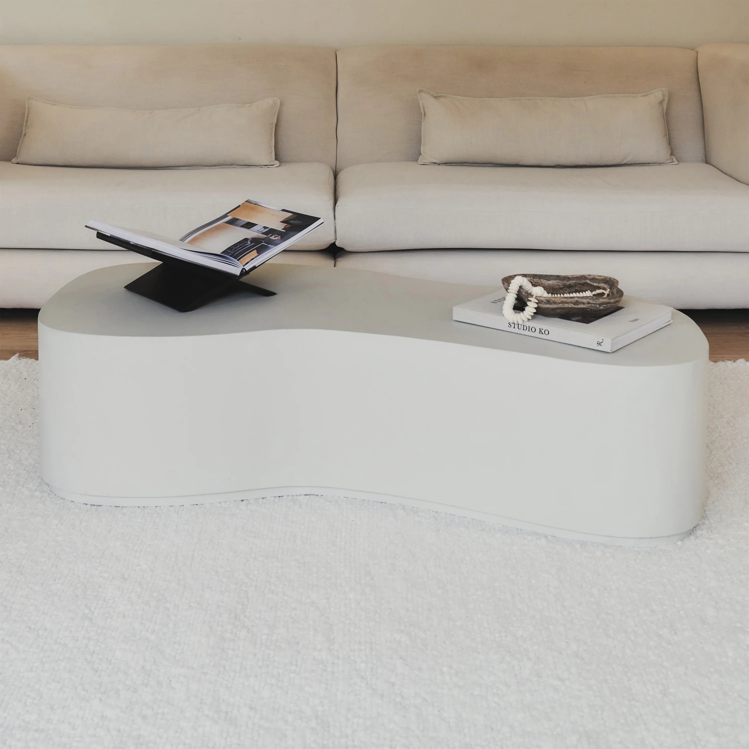 Minimalistischer großer unregelmäßig geformter Beton-Couchtisch in Weiß