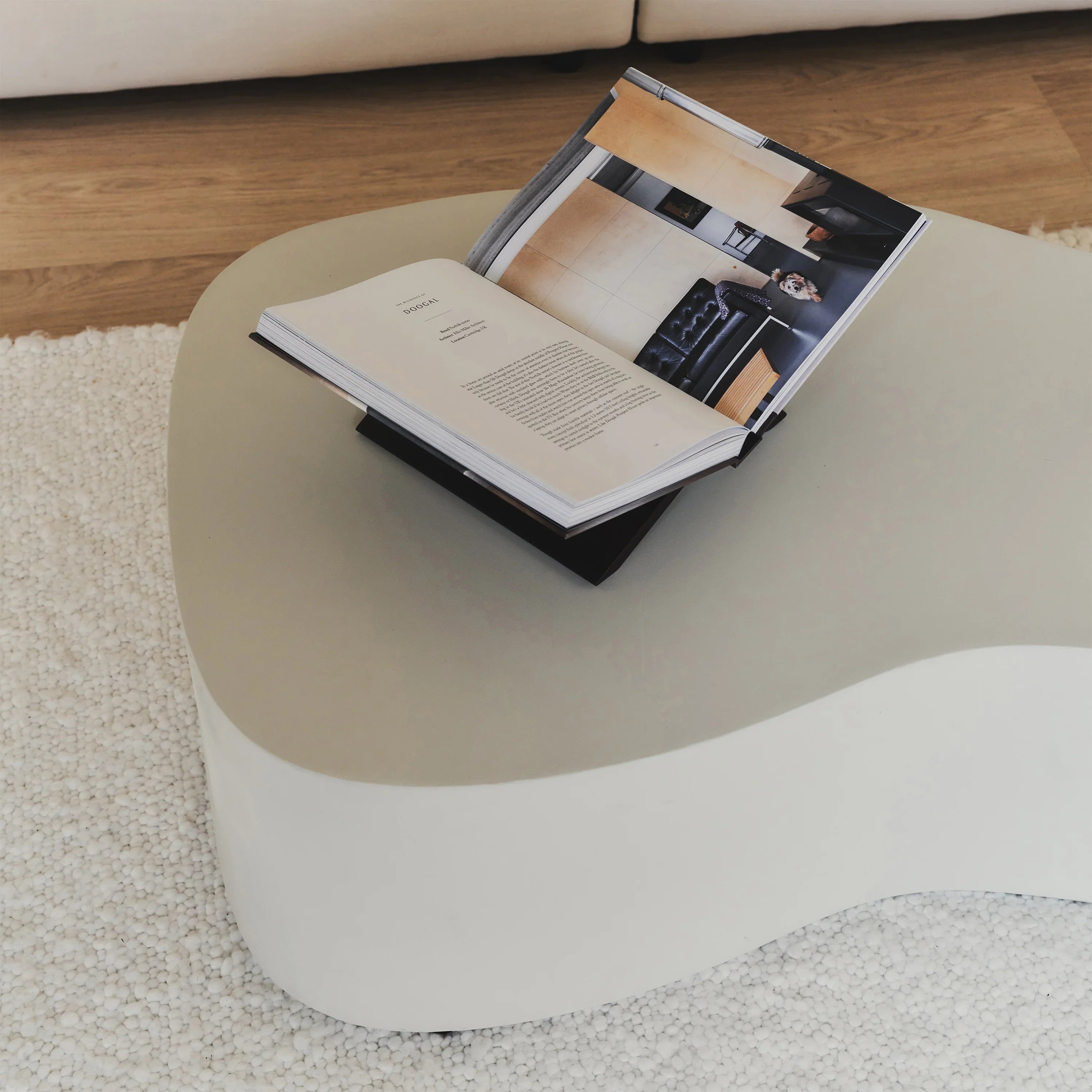 Minimalistischer großer unregelmäßig geformter Beton-Couchtisch in Weiß