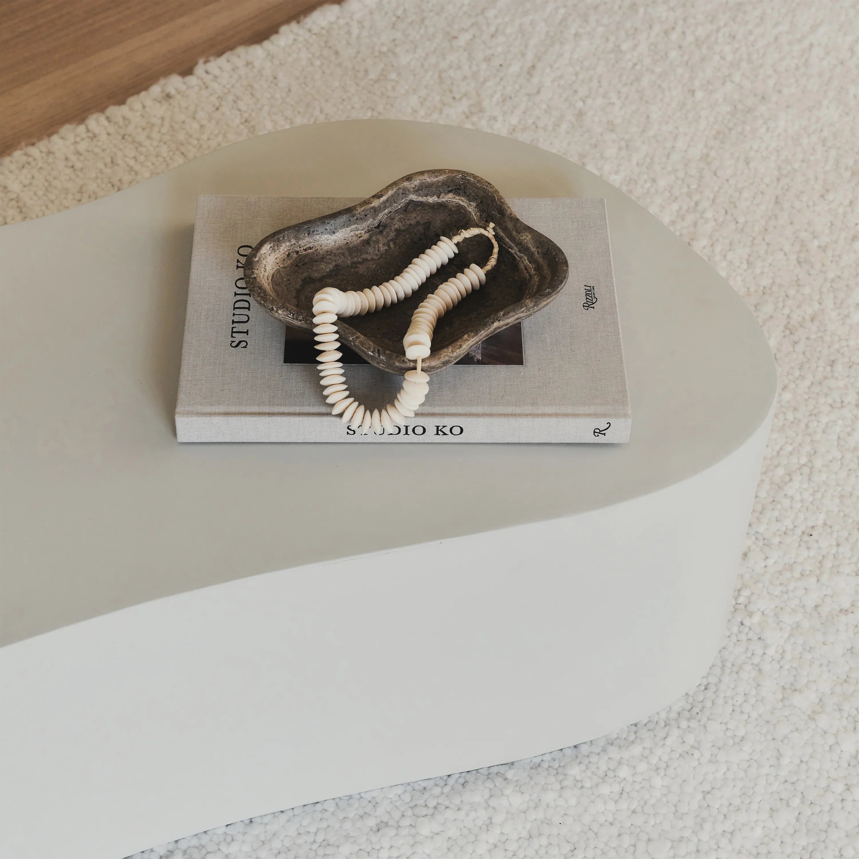 Minimalistischer großer unregelmäßig geformter Beton-Couchtisch in Weiß
