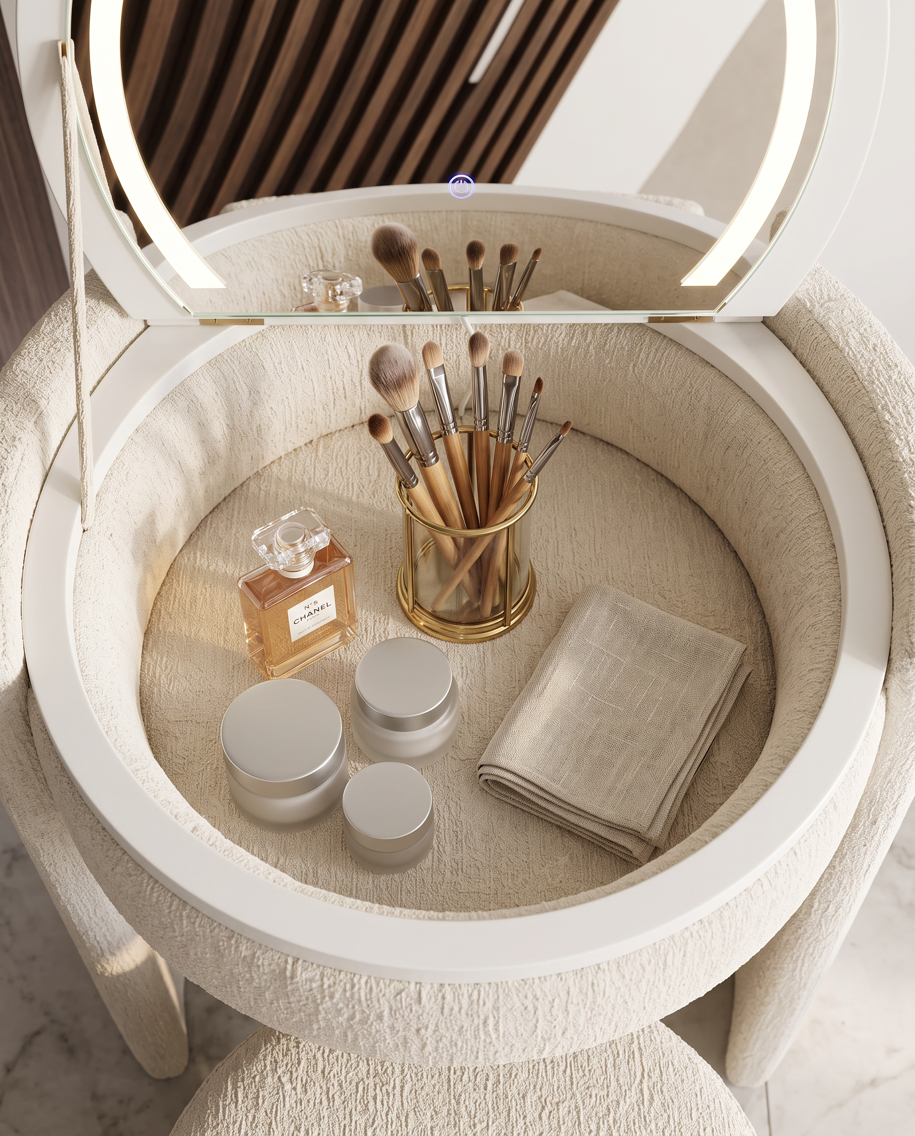 Staufach des Yoko Schminktischs mit Make-up und Pinseln